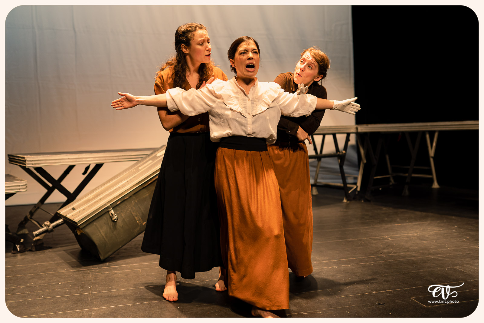 LA MESNIE H. - UN JOUR D'ÉTÉ